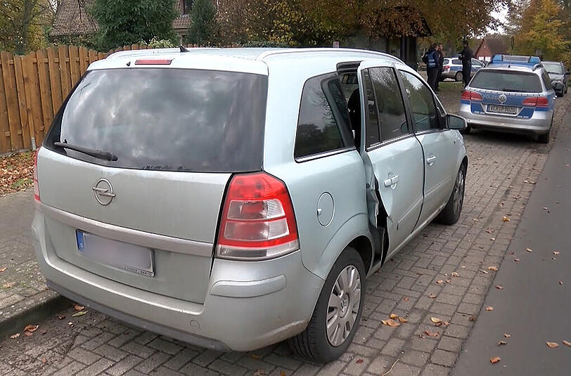 Das Auto nach der Explosion - die hintere Tür wurde aus der Verankerung gesprengt.