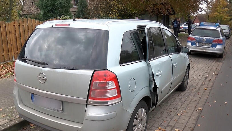 Das Auto nach der Explosion - die hintere Tür wurde aus der Verankerung gesprengt. Das Auto nach der Explosion - die hintere Tür wurde aus der Verankerung gesprengt.