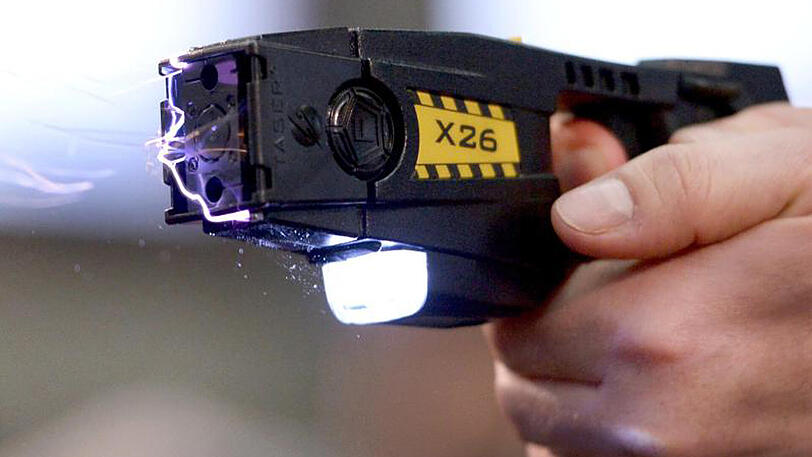 Berliner Polizisten bekommen probeweise Elektroschockwaffen für ihren täglichen Dienst.