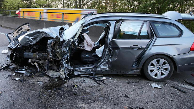 Das Autowrack eines Geisterfahrers steht auf der Autobahn 5 nahe dem Hattenbacher Dreieck. Der Mann war mit seinem Wagen in ein entgegenkommendes Auto gekracht.