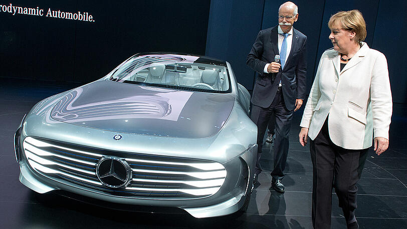 Von Anfang an auf Kuschelkurs mit den Autobauern: Angela Merkel mit Daimler-Chef Dieter Zetsche, hier vor zwei Jahren auf der IAA.
