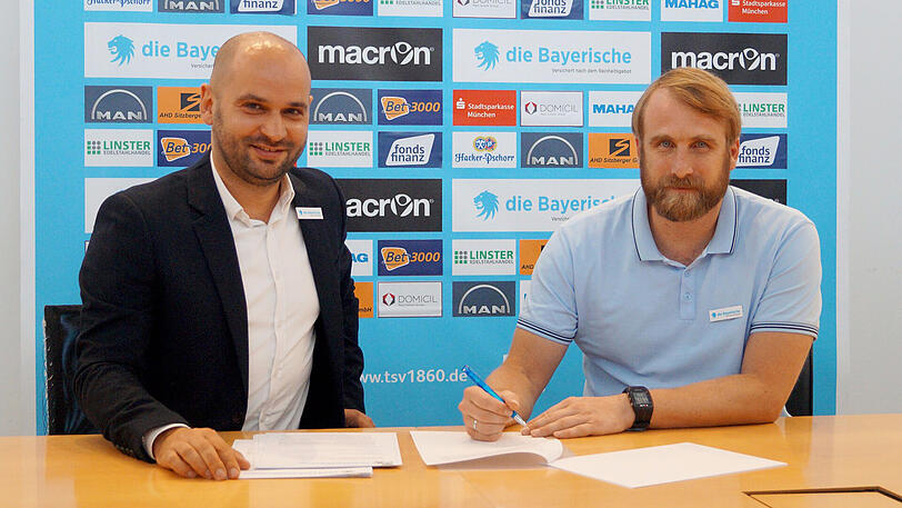 Daniel Bierofka (r.) und Geschäftsführer Michael Scharold bei der Vertragsunterzeichnung.