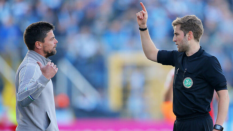 Polarisierend: Referee Justus Zorn (re.) schickte HFC-Coach Torsten Ziegner auf die Tribüne.