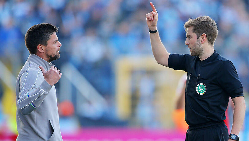 Polarisierend: Referee Justus Zorn (re.) schickte HFC-Coach Torsten Ziegner auf die Tribüne. Polarisierend: Referee Justus Zorn (re.) schickte HFC-Coach Torsten Ziegner auf die Tribüne.