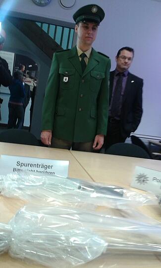 Sieben Männer sind festgenommen. Die Polizei fand bei ihnen Tatwaffen und Beute.