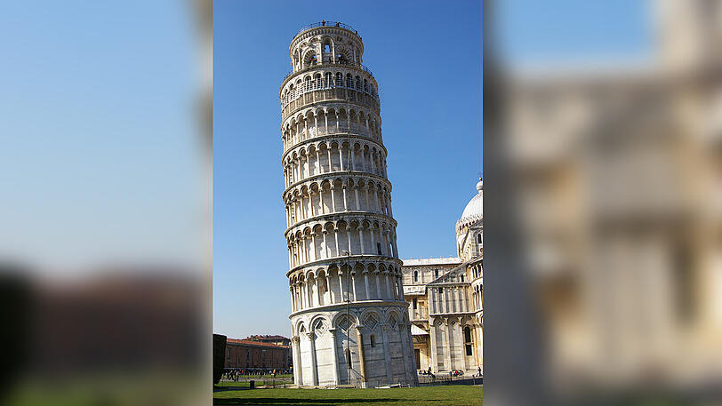 Außer einer Städtepartnerschaft haben die Kleinstadt Niles im US-Bundesstaat Illinois und Pisa in der Toskana noch eines gemeinsam: einen schiefen Turm. Die italienische Ausgabe war als freistehender Glockenturm geplant. Zehn Jahre nach der Grundsteinlegung im Jahr 1173 begann der Turm sich aufgrund des lehmig-sandigen Bodens zu neigen.