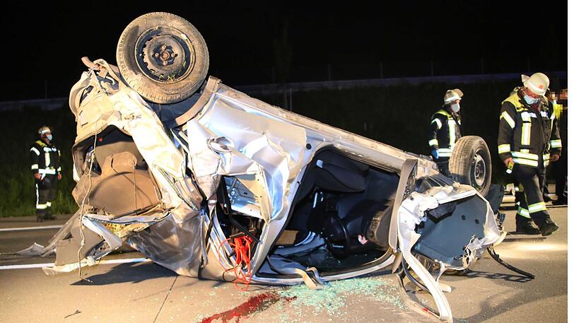 Auf der A94 hat eine Opel-Fahrerin die Kontrolle über ihren Pkw verloren und sich überschlagen. Das Auto blieb mitten auf der Fahrbahn liegen.
