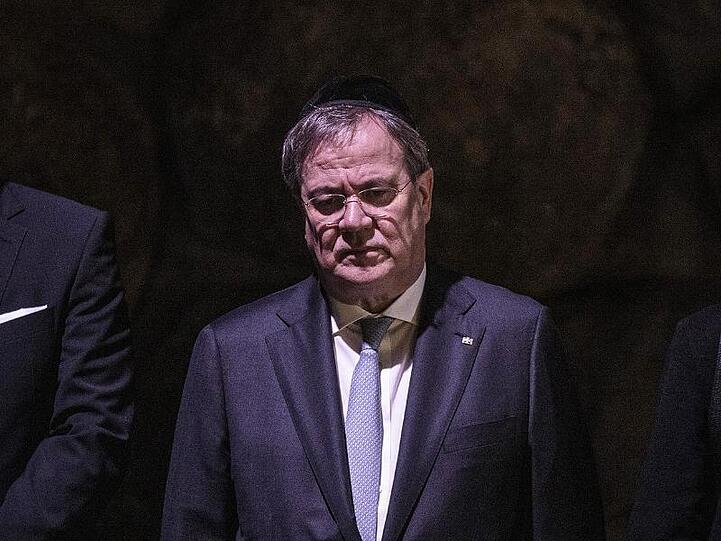 NRW-Ministerpräsident Armin Laschet (M.) in der Holocaust-Gedenkstätte Yad Vashem.