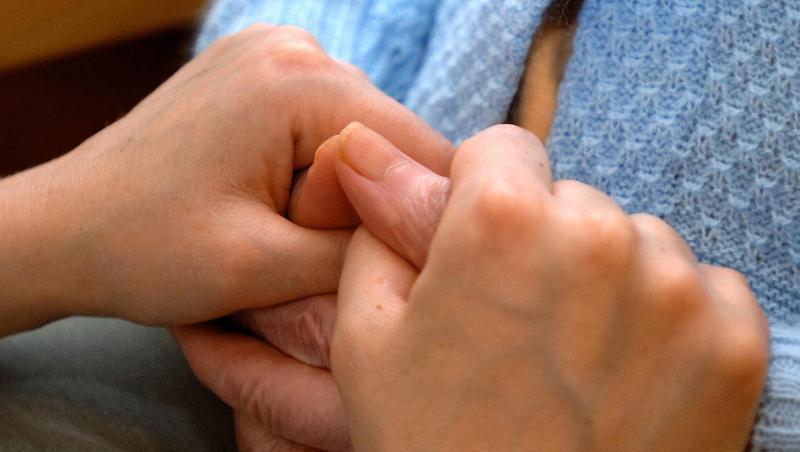 Eine Pflegerin hält die Hand eines Senioren. Foto: Norbert Försterling/dpa/Symbolbild Eine Pflegerin hält die Hand eines Senioren. Foto: Norbert Försterling/dpa/Symbolbild