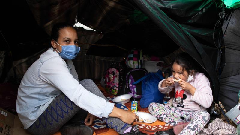 Hunderte Venezolaner hausen inmitten der Corona-Pandemie in einem Camp vor dem Busterminal im Norden der kolumbianischen Hauptstadt. Hunderte Venezolaner hausen inmitten der Corona-Pandemie in einem Camp vor dem Busterminal im Norden der kolumbianischen Hauptstadt.