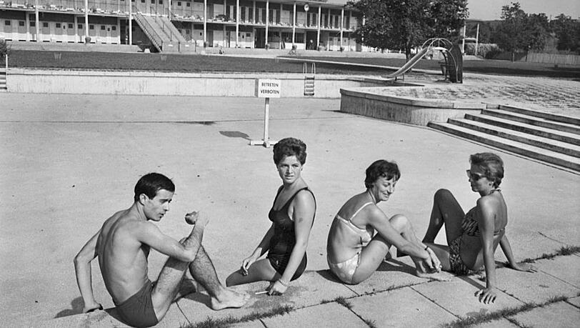 Zur Sache, Schätzchen: Schwabinger Badegäste im Jahr 1961 - das Wasser im Becken fehlt zwar, angebandelt wird trotzdem.