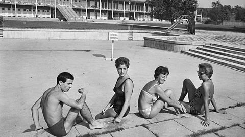 Zur Sache, Schätzchen: Schwabinger Badegäste im Jahr 1961 - das Wasser im Becken fehlt zwar, angebandelt wird trotzdem.