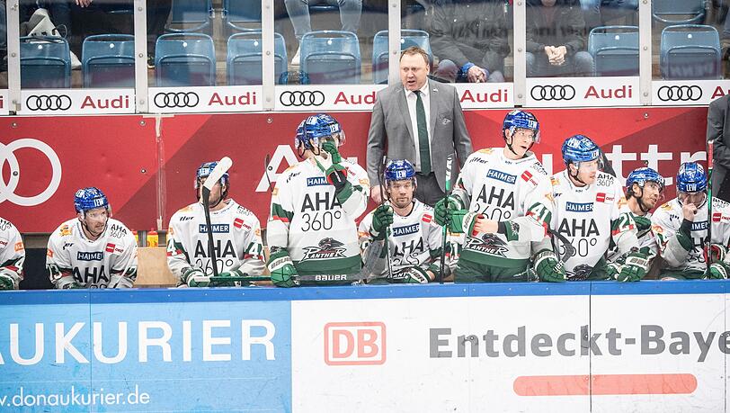 Trainer Mark Pederson von Augsburg verfolgt ein Spiel.