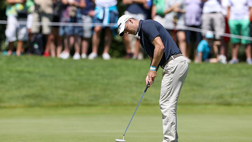 Martin Kaymer aus Deutschland puttet den Ball.