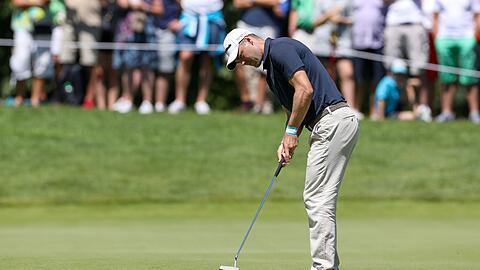 Martin Kaymer aus Deutschland puttet den Ball.