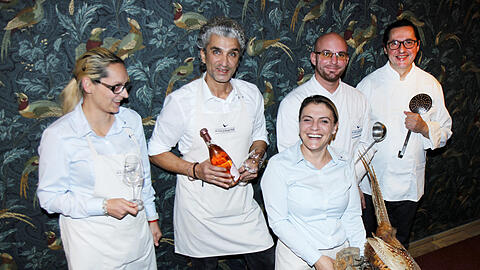 Laden ein zur Ess-Klasse in die Fasanerie: Chefin Martina Schotter (Mitte), die Köche Laurentiu Palcou, Sandro Fidanza und Petru-Alin Ursanschi, die Servicekräfte Omid Bahrami, Alexander Sárdi und Mária Horváth - und auf Händen von allen getragen mit einem Fasan: Vlora Kurti.
