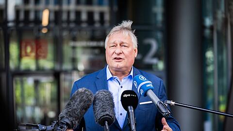 Aufgrund der hohen Spritpreise fordert EVG-Chef Burkert Rabatte bei der Deutschen Bahn. (Archivbild)