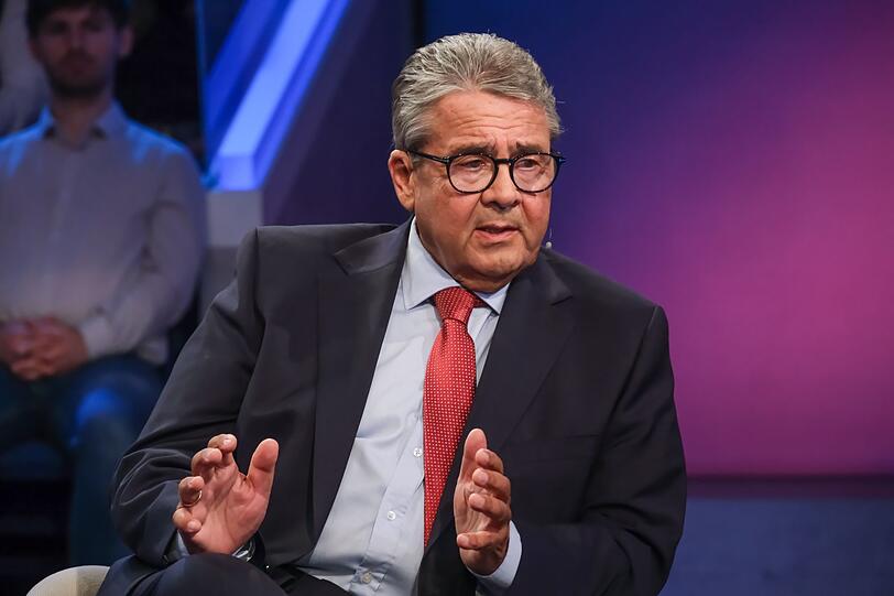 "Wir sind Testballons, um zu gucken, wie halten die das eigentlich aus, und halten die zusammen?", analyisiert Sigmar Gabriel die Taktik Russlands. "Wir sind Testballons, um zu gucken, wie halten die das eigentlich aus, und halten die zusammen?", analyisiert Sigmar Gabriel die Taktik Russlands.