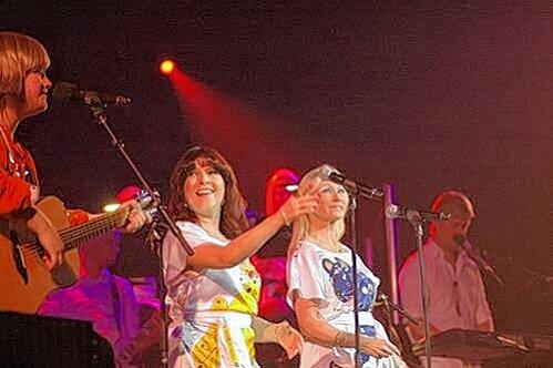 Zurück in die 70er: Bei &bdquo;Abba &mdash; The Show&ldquo; heißt das Erfolgsrezept Imitation, wie Camilla Hedrén (2. v.r.) als Agnetha beweist.