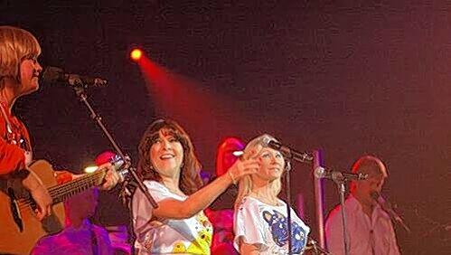 Zurück in die 70er: Bei „Abba — The Show“ heißt das Erfolgsrezept Imitation, wie Camilla Hedrén (2. v.r.) als Agnetha beweist. Zurück in die 70er: Bei „Abba — The Show“ heißt das Erfolgsrezept Imitation, wie Camilla Hedrén (2. v.r.) als Agnetha beweist.