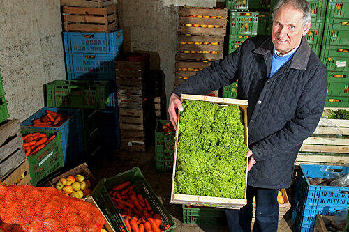 Alois Ehrnsperger im Lagerraum für Obst und Gemüse.