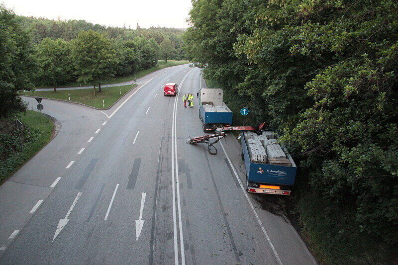 Bei Mühldorf ist ein Lkw mit Ladekran gegen eine Brücke gekracht. Der Kran wurde dabei aus der Verankerung gerissen und landete auf der Straße. Die Bilder.