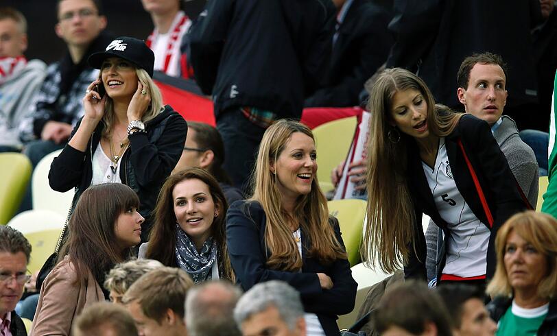 Die EM der Spielerfrauen: So schön sind Lena, Sarah, Cathy und Co.