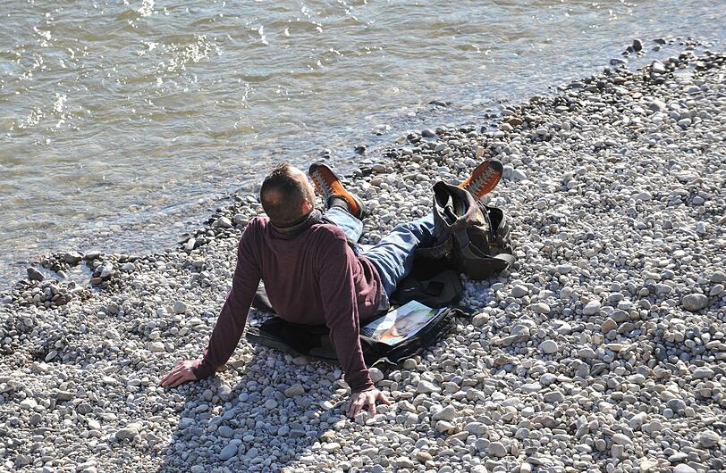 Und so sah es letztes Jahr aus: Menschen sitzen am 01.03.2012 an einem Strand an der Isar in München in der Sonne. Temperaturen um die 13 Grad herrschten damals am Tag des meteorologischen Frühlingsanfangs. Foto: Andreas Gebert dpa/lby