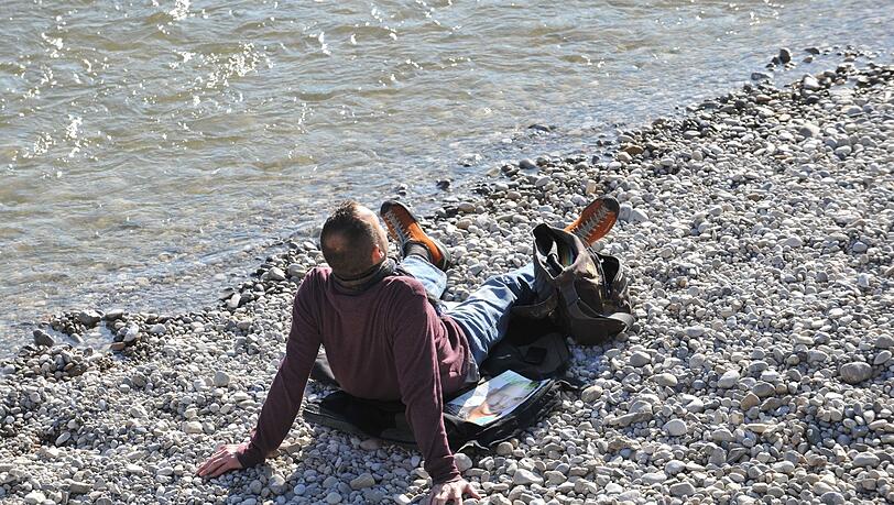 Und so sah es letztes Jahr aus: Menschen sitzen am 01.03.2012 an einem Strand an der Isar in München in der Sonne. Temperaturen um die 13 Grad herrschten damals am Tag des meteorologischen Frühlingsanfangs. Foto: Andreas Gebert dpa/lby
