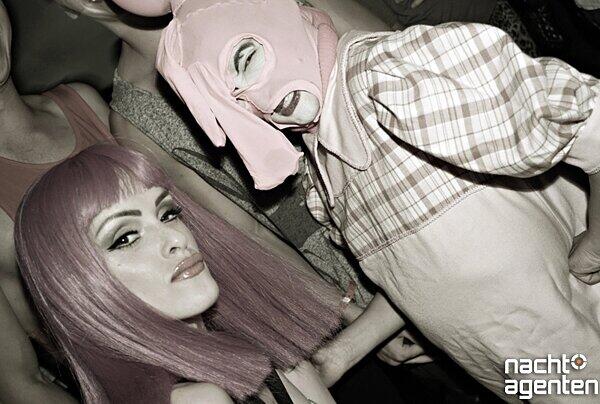 Beim "Honey Bunny" im Jack Rabbit war am Freitag viel nackte Haut zu sehen. Mehr Bilder unter:  www.nachtagenten.de