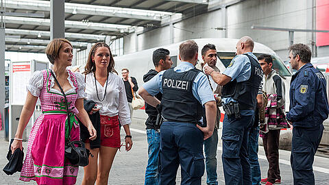 Am Münchner Hauptbahnhof treffen Flüchtlinge und Wiesngänger aufeinander.