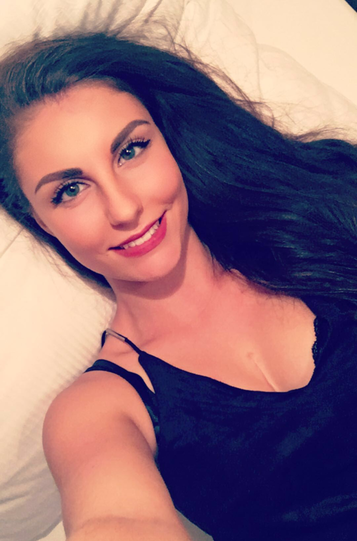 Lisa-Marie ist 18 Jahre alt, 1,68m groß kommt aus Forstinning und macht eine Ausbildung zur Servicekauffrau im Luftverkehr am Flughafen München.
