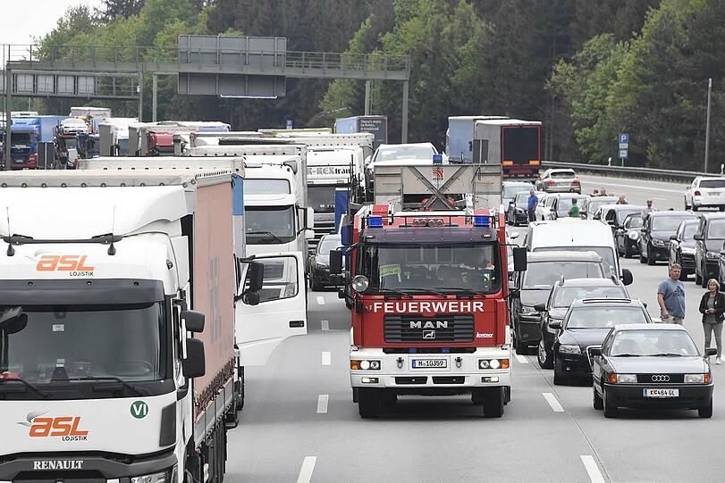 Schlimmer Unfall auf der A8: Ein Sattelzug rast in eine Kolonne und schleudert zwei Autos dutzende Meter weg. Die Bilder vom Einsatz.