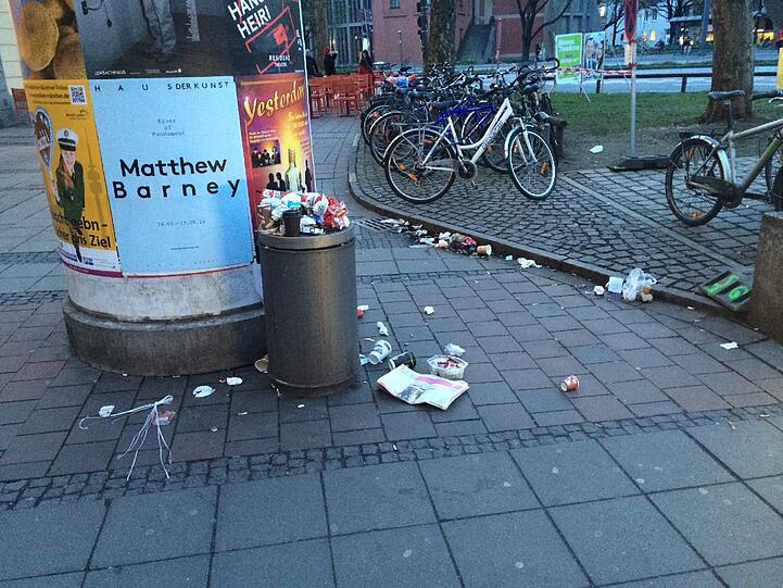 So wie hier am Sendlinger Tor sieht es gewiss nicht immer aus. Trotzdem gibt es im Stadtteil zu wenige Mülleimer, kritisieren Stadtteilpolitiker.