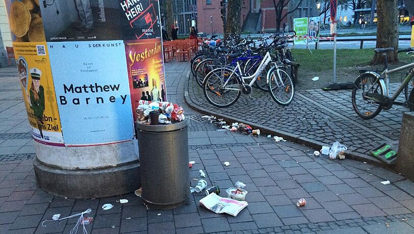So wie hier am Sendlinger Tor sieht es gewiss nicht immer aus. Trotzdem gibt es im Stadtteil zu wenige Mülleimer, kritisieren Stadtteilpolitiker.