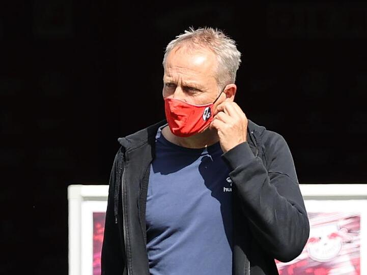 Freiburgs Trainer Christian Streich kommt mit Maske ins Stadion.