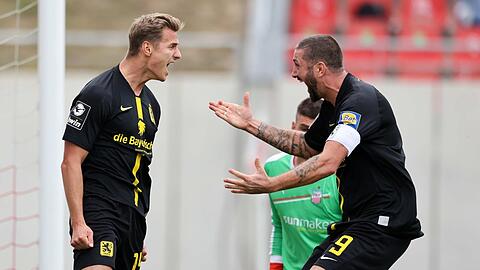 Komm in meine Löwen-Arme! Torjäger Sascha Mölders (r.) beglückwünscht Dennis Dressel zum Siegtreffer.