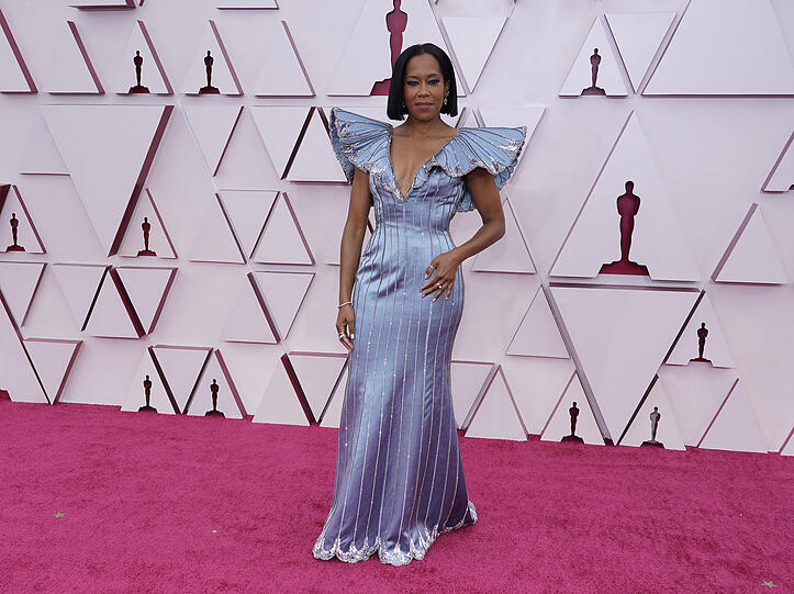 Flop: Engel, Schmetterling oder Alien? Regina King trägt gewöhnungsbedürftige Schulterpolster (Louis Vuitton).