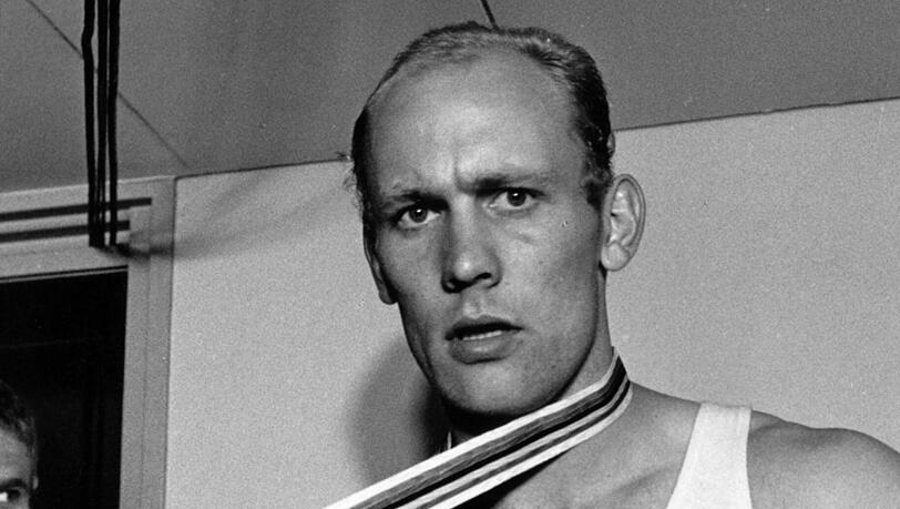 Willi Holdorf zeigt seine Zehnkampf-Goldmedaille. Willi Holdorf zeigt seine Zehnkampf-Goldmedaille.