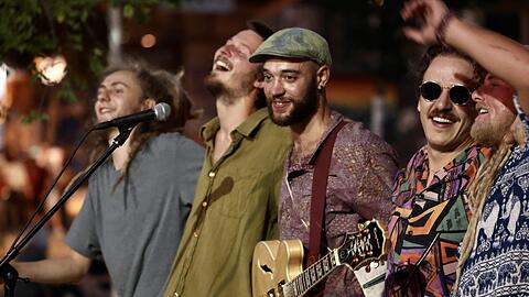 Die Schweizer Band Lauwarm: Nach dem Abbruch eines Konzerts am 18. Juli 2022 im Restaurant Brasserie Lorraine in Bern will die Schweizer Band Lauwarm mit ihren Fans darüber diskutieren, was Inspiration und was kulturelle Aneignung ist. Ganz links ein Musiker mit blonden Rastalocken.
