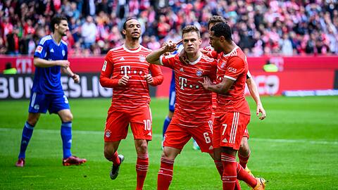 Bayern Münchens Joshua Kimmich (M) jubelt nach seinem verwandelten Strafstoß.