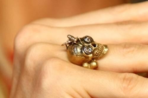 Bad Girl from Bergisch-Gladbach: Heidi Klum trägt bei der Präsentation einen Totenkopf-Ring.