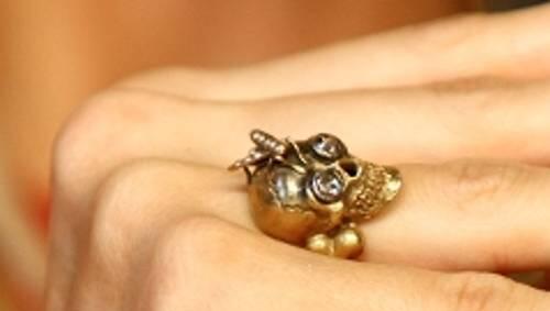 Bad Girl from Bergisch-Gladbach: Heidi Klum trägt bei der Präsentation einen Totenkopf-Ring. Bad Girl from Bergisch-Gladbach: Heidi Klum trägt bei der Präsentation einen Totenkopf-Ring.