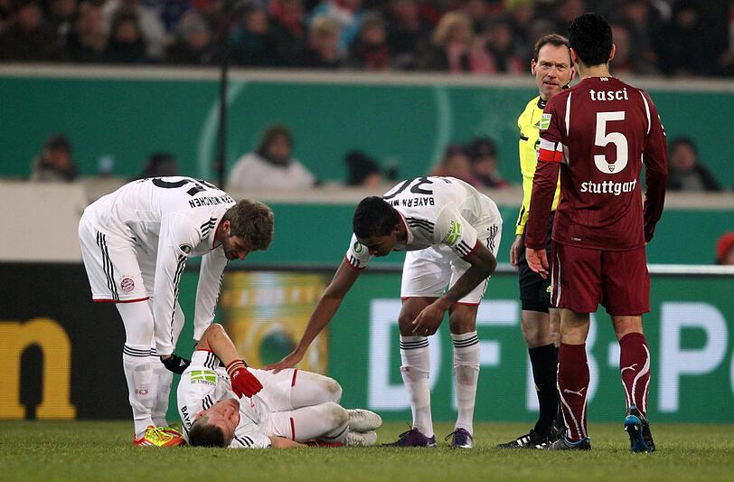 Auch seine Mitspieler sind besorgt - gerade erst war Schweinsteiger von einem Schlüsselbeinbruch genesen.