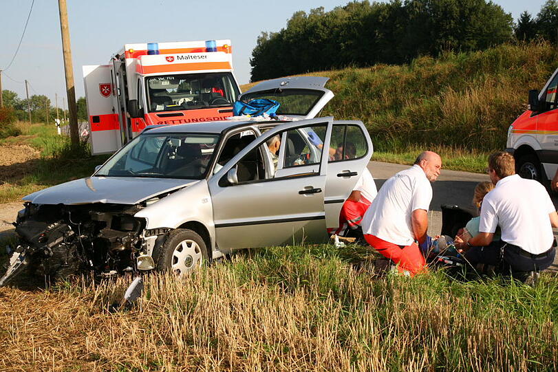 Weil ein älterer Mann beim Abbiegen den BMW einer jungen Frau übersieht, schiebt er diesen in den Graben. Vier Personen werden verletzt, darunter ein Kleinkind.