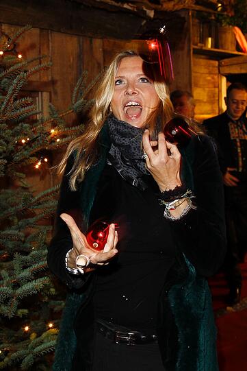 Gundis Zambo jongliert mit Christbaum-Kugeln beim Hüttenzauber PEARLfection.