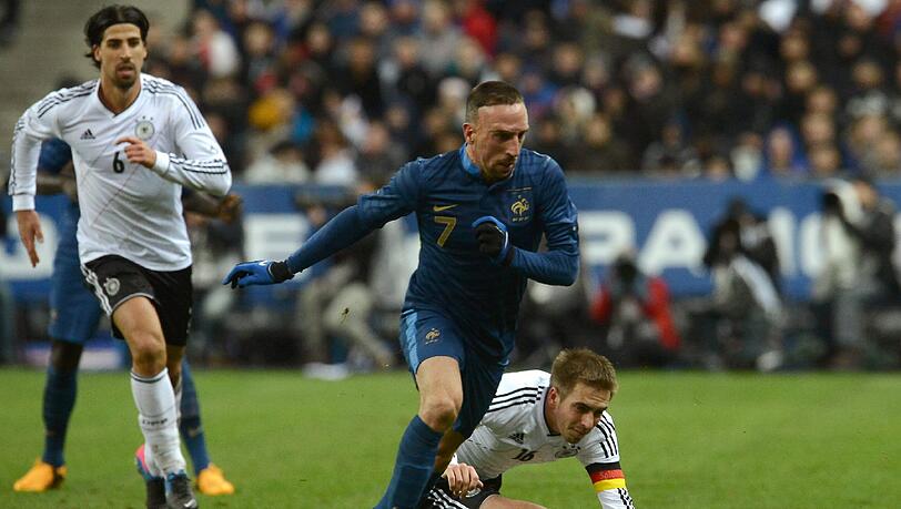 Franck Ribéry: Machte ein sehr starkes Spiel für die Franzosen und stellte Gegenspieler und Vereinskollege Philipp Lahm so manches Mal vor Probleme. Seine Skandale scheinen in Frankreich vergessen, er hat sich sportlich zurück in die Herzen gespielt. Durfte gegen das DFB-Team durchspielen. Ein Ribéry-Tor verhinderte einzig René Adler. Franck Ribéry: Machte ein sehr starkes Spiel für die Franzosen und stellte Gegenspieler und Vereinskollege Philipp Lahm so manches Mal vor Probleme. Seine Skandale scheinen in Frankreich vergessen, er hat sich sportlich zurück in die Herzen gespielt. Durfte gegen das DFB-Team durchspielen. Ein Ribéry-Tor verhinderte einzig René Adler.