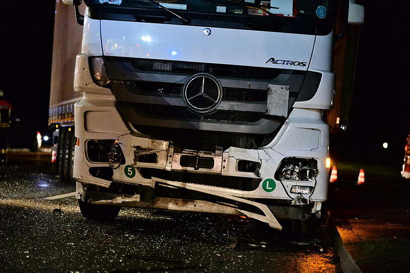 74-Jähriger Mann aus Neuss kollidiert mit einem Sattelzug bei Traunreut. Er stirbt im Krankehnaus. Hier die Bilder der Bergungsaktion.