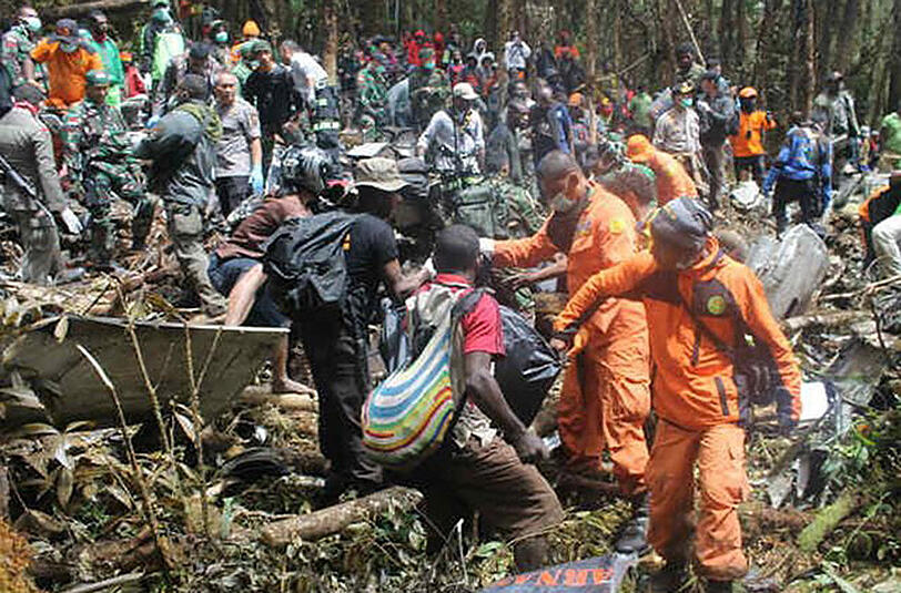 Rettungskräfte arbeiten am Absturzort der Trigana-Air-Maschine.