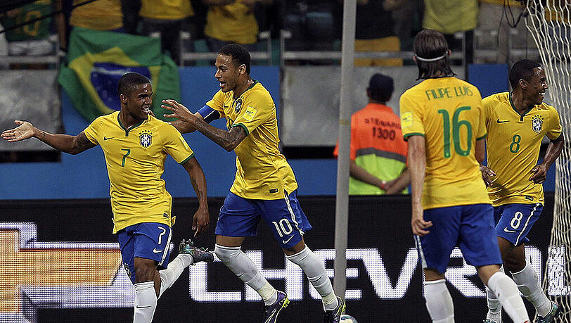 Sollen's bei den Olympischen Spielen im eigenen Land richten: Bayerns Douglas Costa (l.) und Neymar vom FC Barcelona (2.v.l.). Sollen's bei den Olympischen Spielen im eigenen Land richten: Bayerns Douglas Costa (l.) und Neymar vom FC Barcelona (2.v.l.).